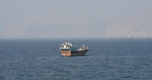 Un proyectil impacta contra un buque en Ormuz y deja al menos una víctima frente a las costas de Omán
