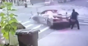 Un violento accidente de tráfico entre coches de alta gama en Nueva York envía a tres personas al hospital