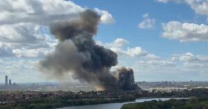 Una gigantesca columna de humo negro, visible en el norte de Londres