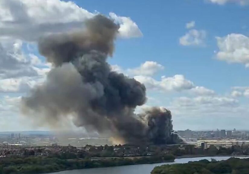 Una gigantesca columna de humo negro, visible en el norte de Londres