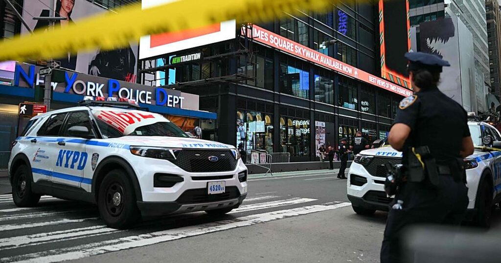 Una mujer apuñala a dos personas en Times Square de Nueva York antes de morir por tiros de la policía