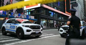 Una mujer apuñala a dos personas en Times Square de Nueva York antes de morir por tiros de la policía