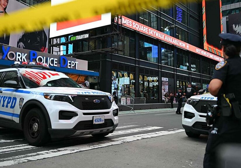 Una mujer apuñala a dos personas en Times Square de Nueva York antes de morir por tiros de la policía