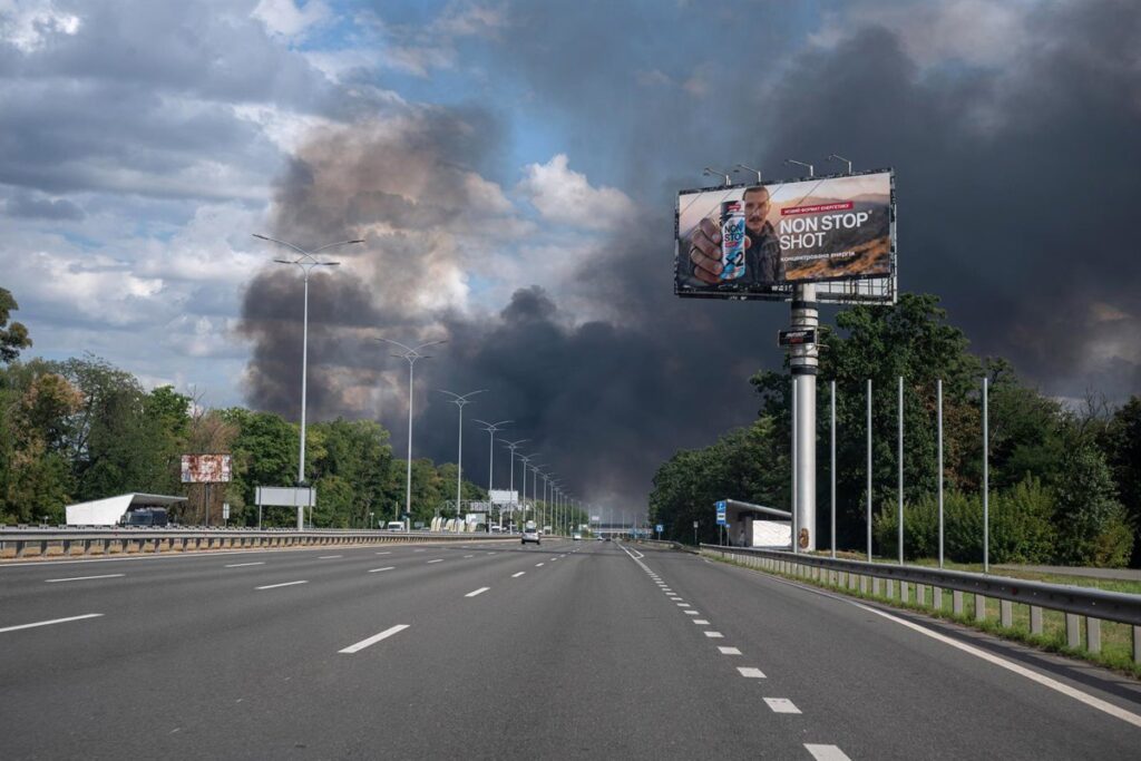 Una ola de ataques rusos contra centros logísticos en Kiev deja al menos seis heridos y más de 200 evacuados