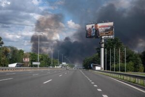 Una ola de ataques rusos contra centros logísticos en Kiev deja al menos seis heridos y más de 200 evacuados