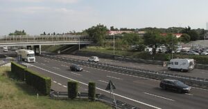 Viajan cien kilómetros con su hijo muerto en el asiento posterior sin darse cuenta