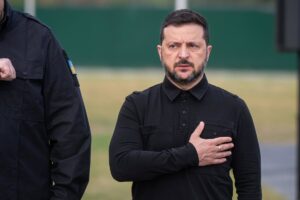 Zelenski reivindica ataques contra un refinería en Perm y una base militar en Volgogrado