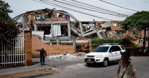 el colapso de cientos de edificios dañados por el terremoto