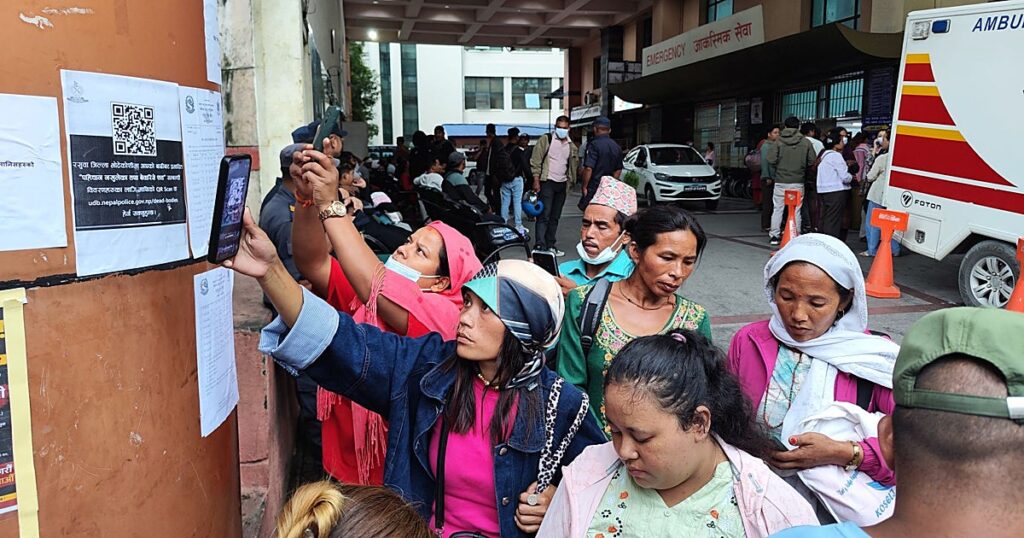 la desesperada búsqueda de los familiares de los desaparecidos en Nepal
