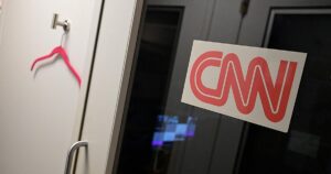 CNN, MSNOW y Politico demandan a la Administración Trump por prohibirles el acceso a la Casa Blanca