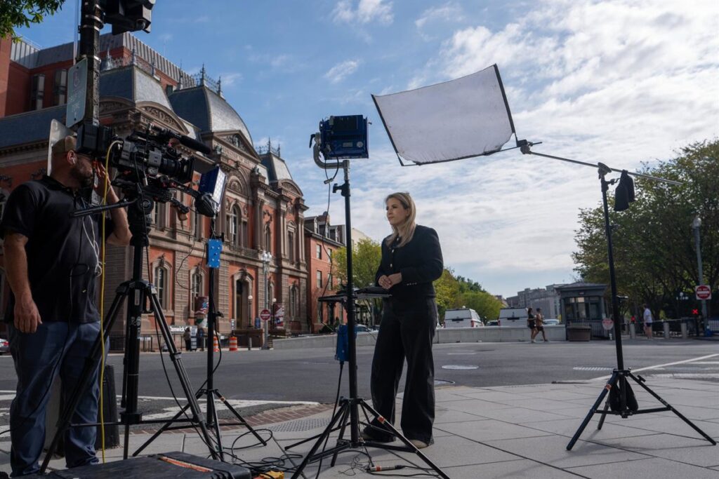 Un juez ordena a la Administración Trump restablecer el acceso de CNN, MSNBC y Politico a la Casa Blanca