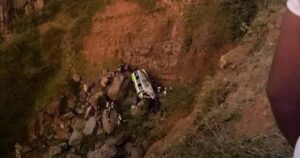 Al menos 25 muertos, la mayoría estudiantes de secundaria, tras precipitarse un autobús por un barranco en Cabo Verde