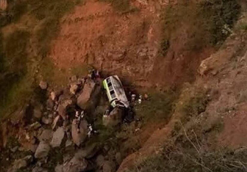 Al menos 25 muertos, la mayoría estudiantes de secundaria, tras precipitarse un autobús por un barranco en Cabo Verde