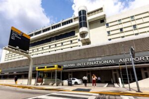 Al menos cinco muertos tras salirse de la pista un avión de carga durante un aterrizaje en Miami