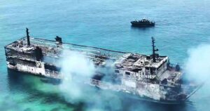 Al menos cinco muertos y 87 desaparecidos en el incendio de un barco en el oeste de Filipinas