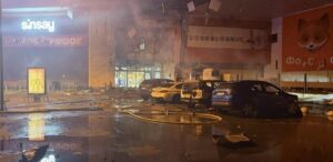 Al menos tres muertos y 14 heridos en un ataque ruso contra un centro comercial en Sumi