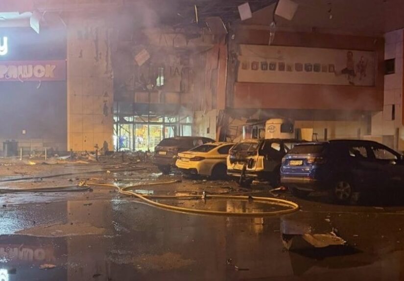 Al menos tres muertos y 14 heridos en un ataque ruso contra un centro comercial en Sumi
