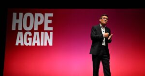 Andy Burnham afirma que el Brexit «ha hecho más daño que bien» y promete redefinir la relación del Reino Unido con la UE