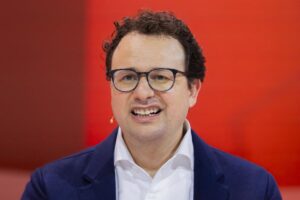 Anthropic y OpenAI pide "bajar el ritmo" de desarrollo de la IA y temen "perder el control"