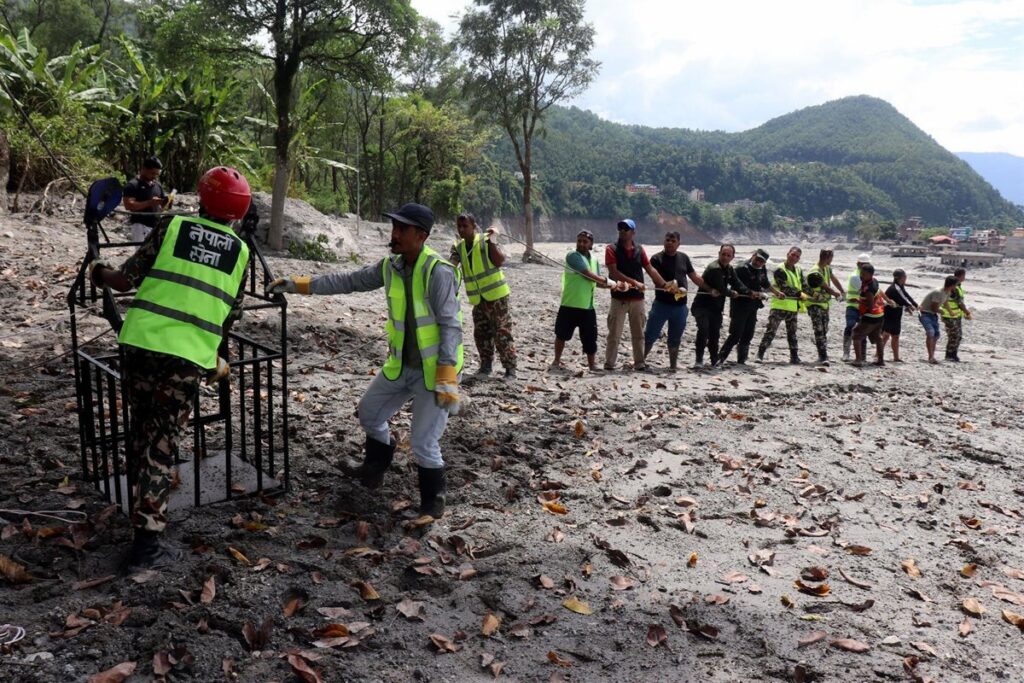 Ascienden a más de mil los muertos por la riada en la frontera de Nepal con China, que deja unos 3.900 desaparecidos