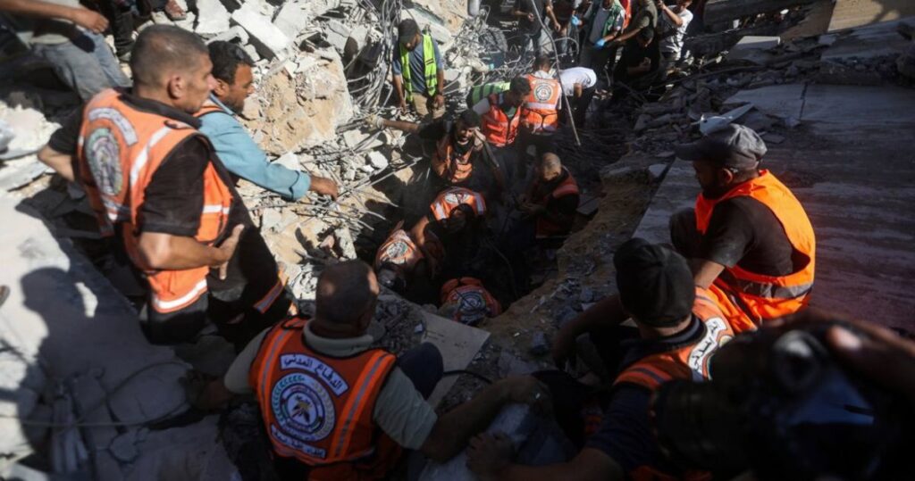 Aumentan a 21 muertos, 12 de ellos niños, por derrumbe de un edificio en el norte de Gaza