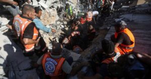 Aumentan a 21 muertos, 12 de ellos niños, por derrumbe de un edificio en el norte de Gaza
