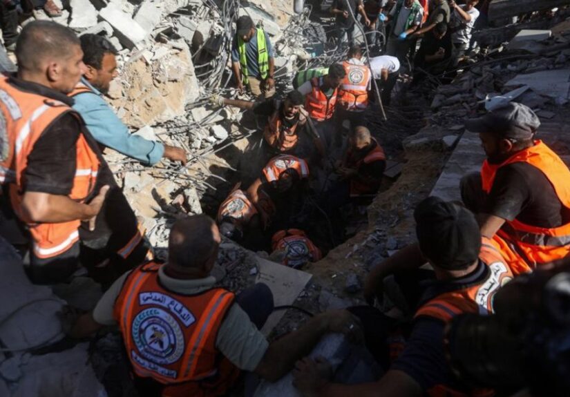 Aumentan a 21 muertos, 12 de ellos niños, por derrumbe de un edificio en el norte de Gaza