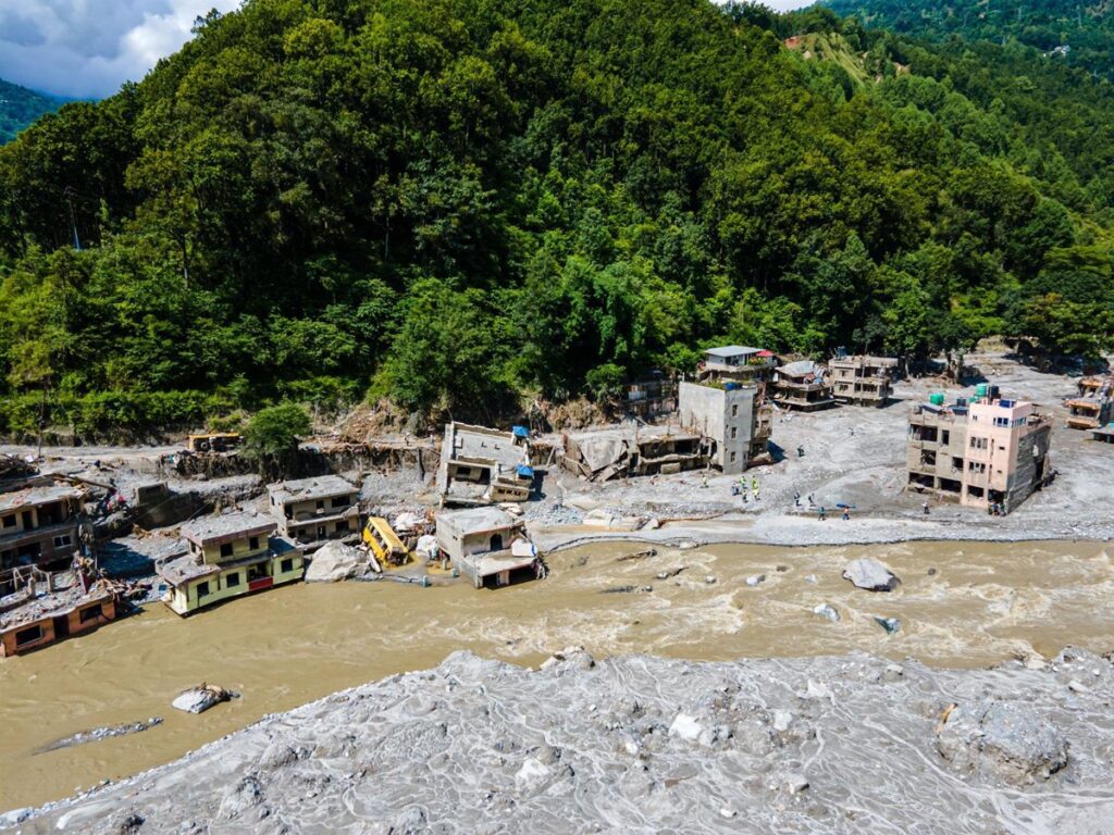 Aumentan a más de 1.200 los muertos por la riada en la frontera con China, con casi 5.000 desaparecidos