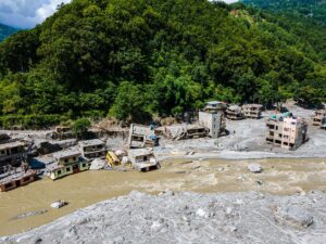 Aumentan a más de 1.200 los muertos por la riada en la frontera con China, con casi 5.000 desaparecidos