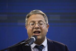 Ben Gvir amenaza a un preso de Hamás condenado por atentados con la ejecución durante una visita en prisión