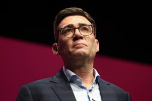Burnham ve "indicios claros" sobre la implicación de Irán en el incidente cerca de la base de Fairford