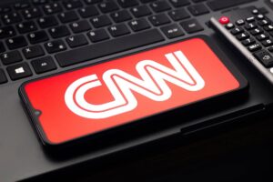 CNN, MS NOW y Politico piden a un tribunal que restaure su acceso a la Casa Blanca hasta un fallo definitivo