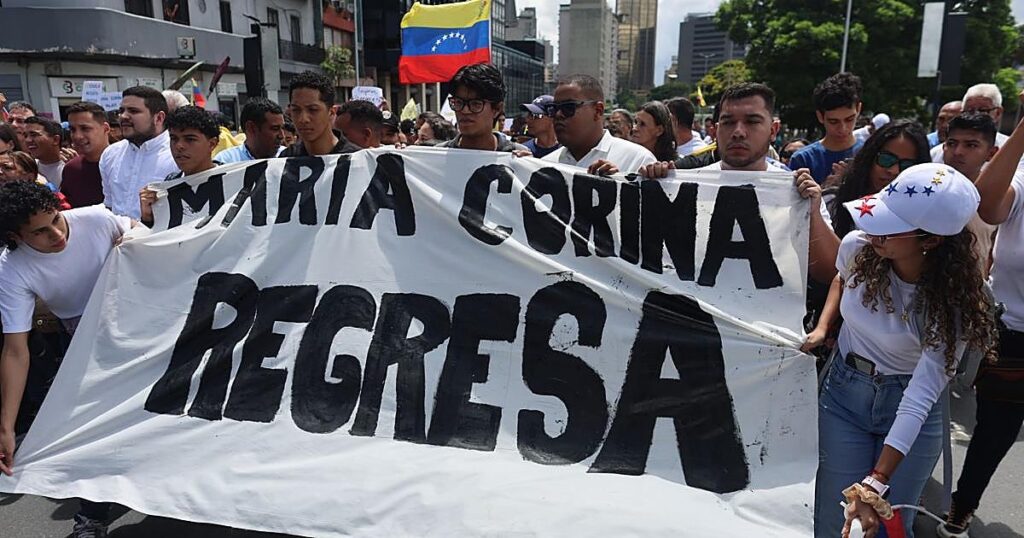 Cientos de venezolanos salen a la calle para pedir la vuelta de María Corina Machado