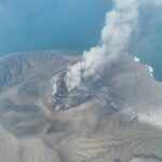 Desaparecida una barca con ocho personas, incluidos cinco periodistas que cubrían la erupción de un volcán en Indonesia