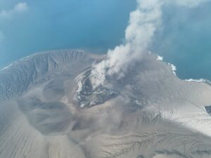 Desaparecida una barca con ocho personas, incluidos cinco periodistas que cubrían la erupción de un volcán en Indonesia