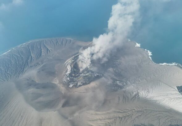 Desaparecida una barca con ocho personas, incluidos cinco periodistas que cubrían la erupción de un volcán en Indonesia