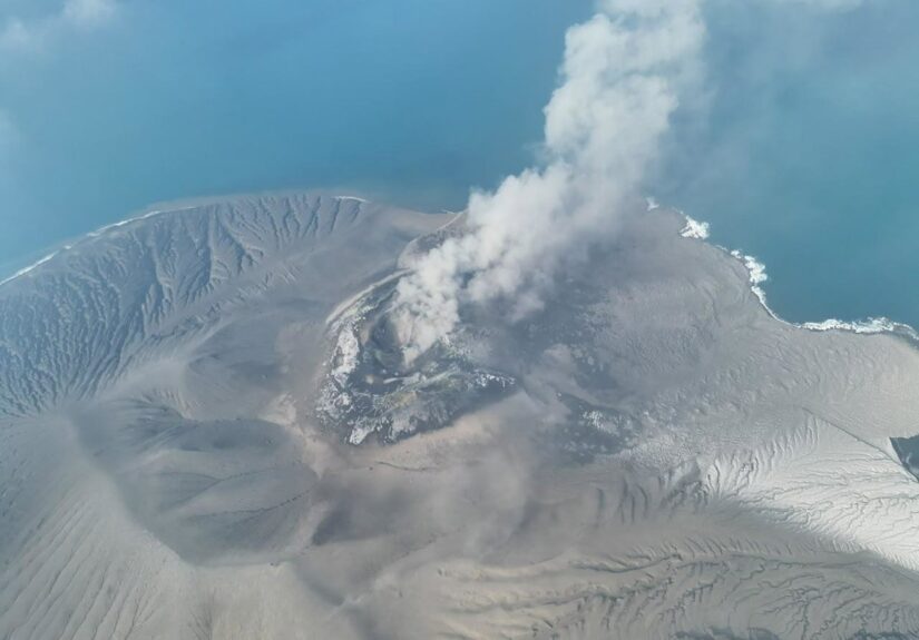 Desaparecida una barca con ocho personas, incluidos cinco periodistas que cubrían la erupción de un volcán en Indonesia