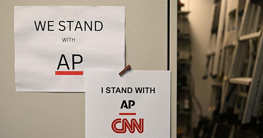 El Departamento de Justicia defiende el veto de Trump a medios en la Casa Blanca citando la seguridad nacional