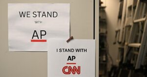El Departamento de Justicia defiende el veto de Trump a medios en la Casa Blanca citando la seguridad nacional
