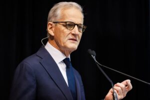 El primer ministro de Noruega niega "amiguismo y corrupción" en Exteriores por vínculos con la red Epstein