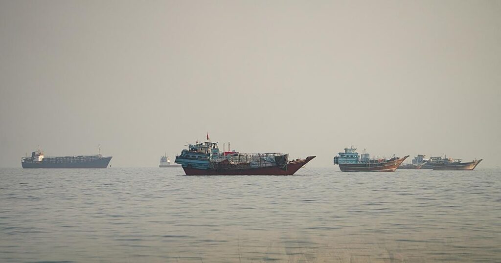 Estados Unidos e Irán negocian un acuerdo por fases para reabrir el estrecho de Ormuz