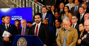 Familiares de víctimas del 11-S boicotean el homenaje del alcalde musulmán de Nueva York
