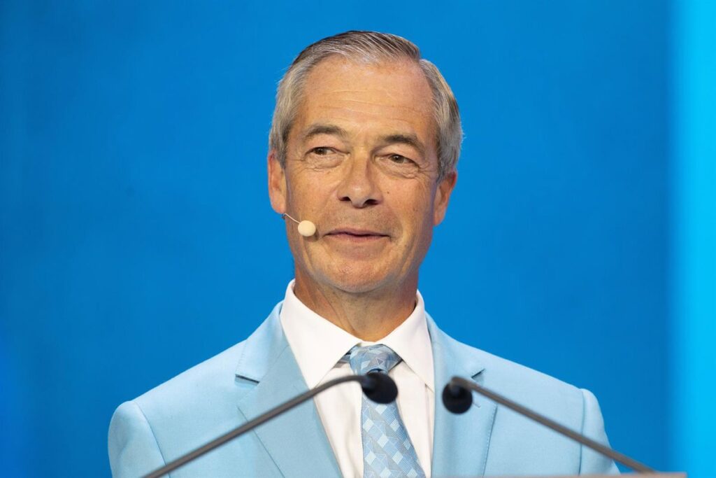 Farage se distancia del escándalo por supuesta financiación irregular de su partido: "No estaba escuchando"