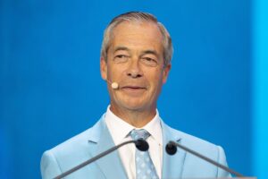 Farage se distancia del escándalo por supuesta financiación irregular de su partido: "No estaba escuchando"