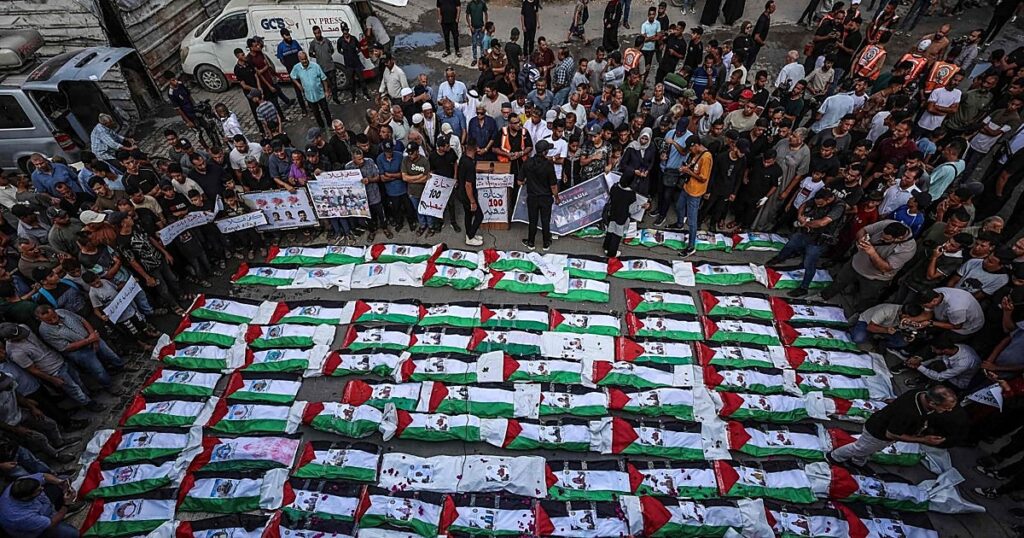 Gaza entierra a los muertos de hace mil días