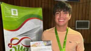 Gobierno entrega beca completa al cucuteño Matías Luengas tras lograr puntaje perfecto en las ICFES