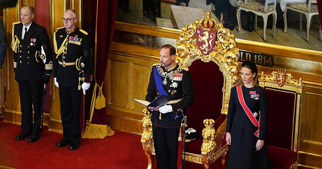 Haakon VIII jura la Constitución de Noruega sin la Reina Mette-Marit a su lado