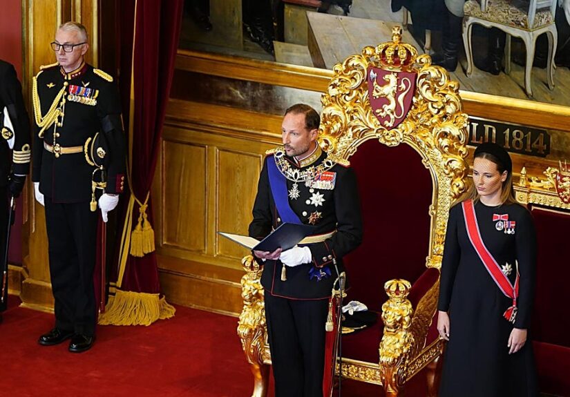Haakon VIII jura la Constitución de Noruega sin la Reina Mette-Marit a su lado