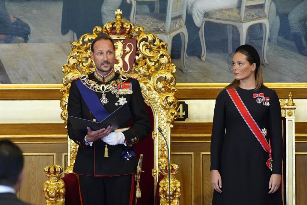 Haakon VIII presta juramento en el Parlamento noruego como nuevo monarca