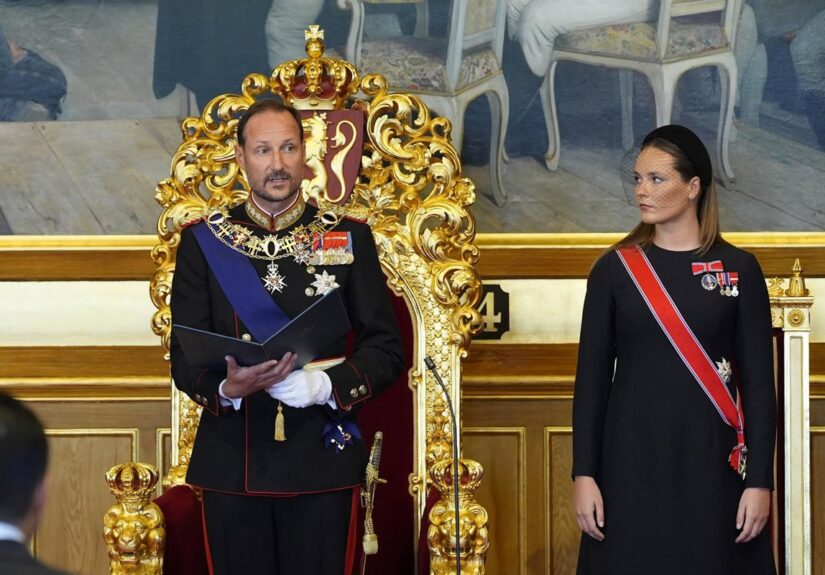 Haakon VIII presta juramento en el Parlamento noruego como nuevo monarca
